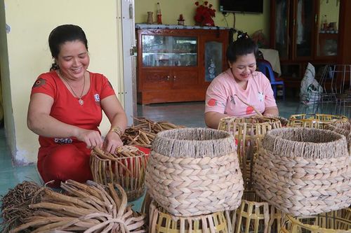 Nghề đan lục bình xã Phú Đức giúp nhiều gia đình có thu nhập ổn định