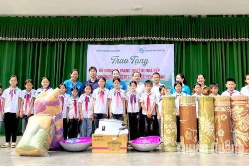 Tặng quà trị giá trên 30 triệu đồng cho Trường Phổ thông dân tộc bán trú Tiểu học Yên Thuận