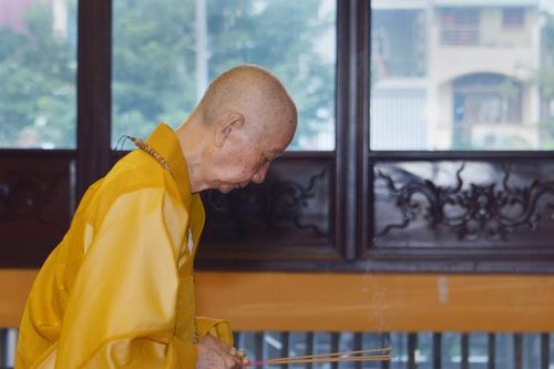 Đức Pháp chủ GHPGVN cùng chư Tăng TP.HCM Bố-tát, thính giới chung tại Việt Nam Quốc Tự