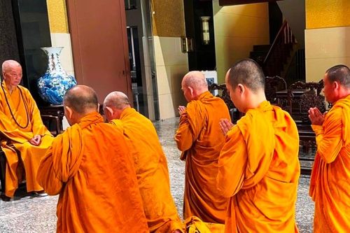 Đại diện hệ phái Khất sĩ trình Đức Pháp chủ GHPGVN chuỗi sự kiện về Tổ sư Minh Đăng Quang