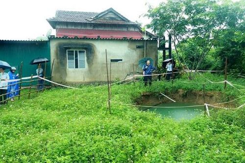 Xuất hiện 'hố tử thần' sâu 12m trong vườn một hộ dân