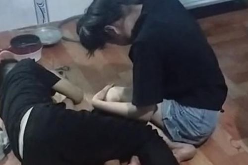 Tranh cãi với bạn, cô gái trẻ tự đâm vào bụng tử vong?