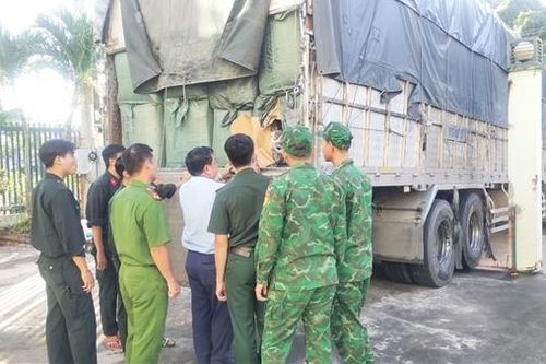 Bắt 2 xe tải chở hàng hóa không rõ nguồn gốc trị giá khoảng 1 tỷ đồng