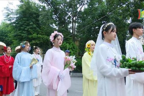 Đưa áo dài truyền thống xuống phố