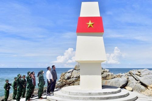 Chào cờ đặc biệt tại A2 - Hòn Đá Lẻ
