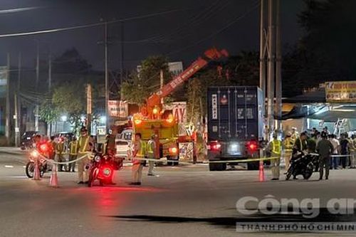 Xe container tông vào tổ tuần tra rồi lao lên vỉa hè, hai người thương vong