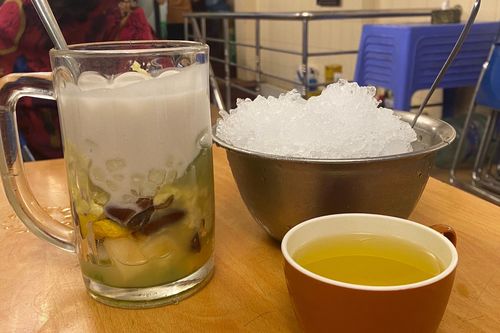 90.000 đồng/cốc chè, đắt gấp ba bát phở, khách vẫn nườm nượp mua