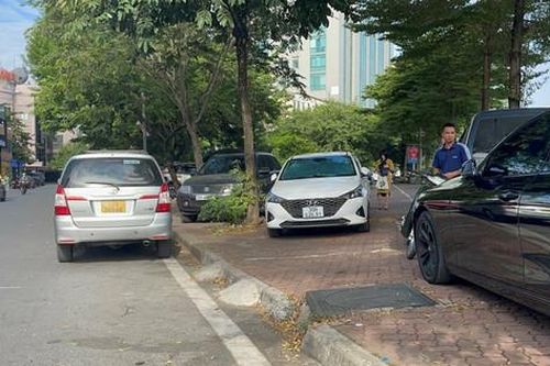 Lộn xộn khu vực vườn hoa Xã Đàn