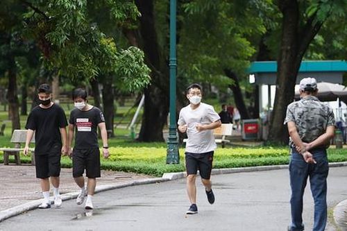 Cẩn trọng khi chạy bộ trong thời tiết chuyển mùa, se lạnh
