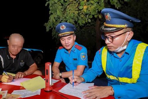 Thanh tra giao thông xuyên đêm 'săn' xe quá tải