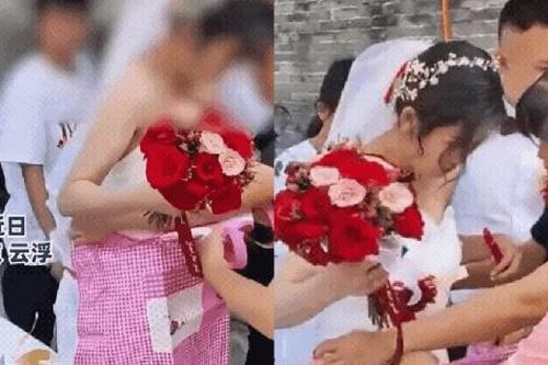 Cô dâu vừa xuống xe hoa, người cô bên đàng trai làm hành động khiến cư dân mạng phẫn nộ: 'Muốn con dâu phải phục vụ nhà chồng cả đời?'