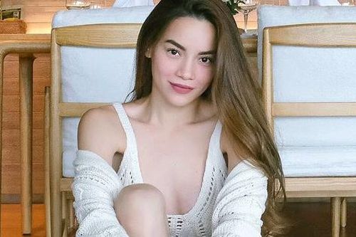 Hồ Ngọc Hà đắp mặt nạ vàng ngừa lão hóa da