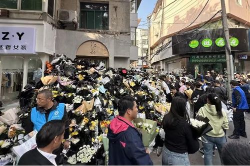 Hàng dài người tưởng niệm ông Lý Khắc Cường tại quê nhà