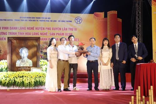 Huyện Phú Xuyên: Đấu giá một số sản phẩm làng nghề, gây quỹ phúc lợi