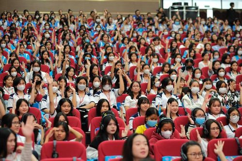 1.000 nữ sinh tham gia diễn đàn truyền cảm hứng 'tương lai không giới hạn'