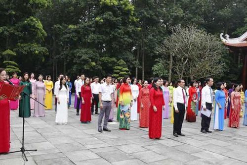 Liên đoàn Lao động Hà Đông báo công dâng Bác tại Khu di tích Đá Chông