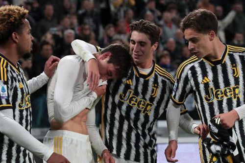 Bàn thắng ở phút bù giờ thứ 7 giúp Juventus lên đầu bảng Serie A