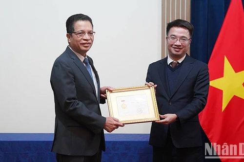 Trao kỷ niệm chương 'Vì thế hệ trẻ' tặng Đại sứ Việt Nam tại Nga