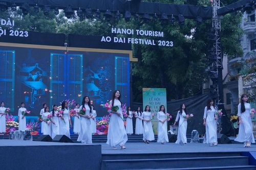 Hơn 1.000 người diễu hành áo dài bên hồ Hoàn Kiếm