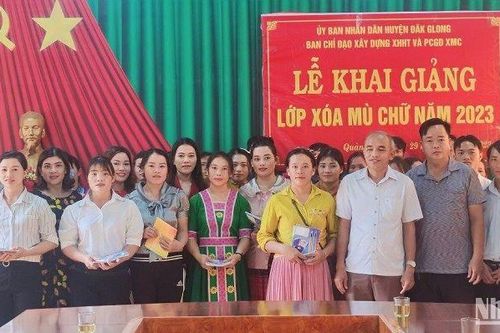 Khai giảng 21 lớp xóa mù chữ tại huyện Đắk Glong (Đắk Nông)