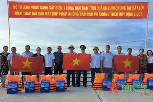 Ấm áp Chương trình 'Cảnh sát biển đồng hành với ngư dân' trên quê hương Bố Trạch