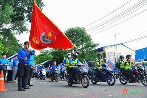 Thanh niên công nhân góp sức xây dựng văn hóa giao thông