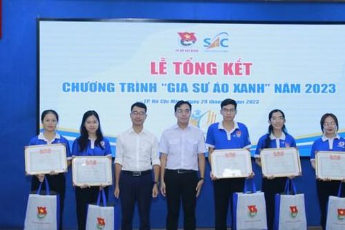 Hơn 1.000 'Gia sư áo xanh' hỗ trợ cho con của người lao động và công nhân trên địa bàn TP. HCM