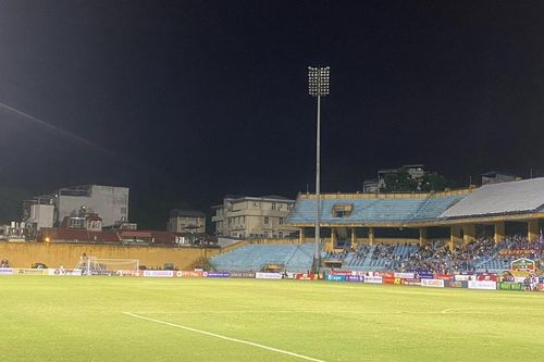 Sân Hàng Đẫy gặp sự cố, trận Hà Nội FC – Hải Phòng tạm dừng