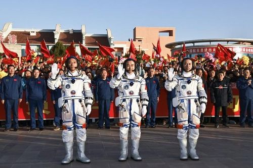 Chân dung 3 phi hành gia nổi bật trên tàu vũ trụ Thần Châu-17