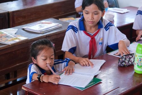 Cô bé 'xương thủy tinh' vượt khó đến trường