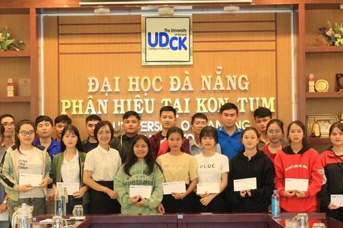 Tài trợ giáo dục nâng bước trò nghèo tới trường