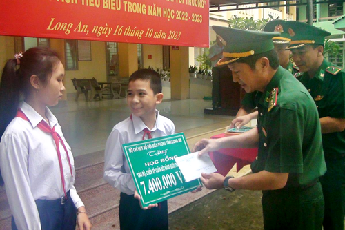Ý nghĩa nhân văn từ Dự án 'Cán bộ, chiến sĩ Quân đội nâng bước em tới trường'
