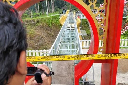 Cầu kính ở Indonesia vỡ khiến 1 du khách thiệt mạng, 3 người bị thương