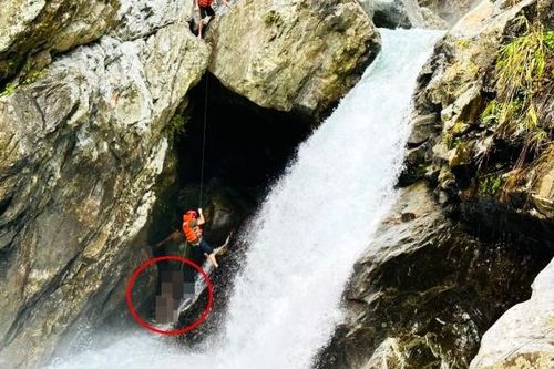 Cảnh sát đu dây cứu du khách nước ngoài mắc kẹt giữa thác nước ở Đà Nẵng