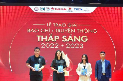 Lễ Trao Giải Báo chí - Truyền thông Thắp sáng (Fire Up): Thắp sáng đam mê cho sinh viên báo chí