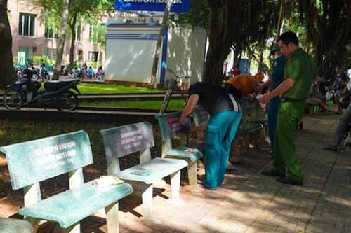 Chủ tịch phường nói gì về việc hàng trăm ghế đá ở Vũng Tàu bị 'bôi bẩn' sau 1 đêm