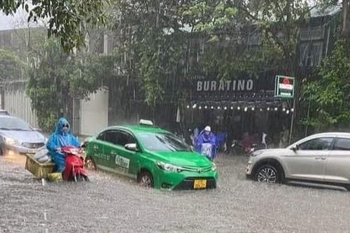 Mưa trắng trời 'nhấn chìm' nhiều tuyến đường ở TP Vinh