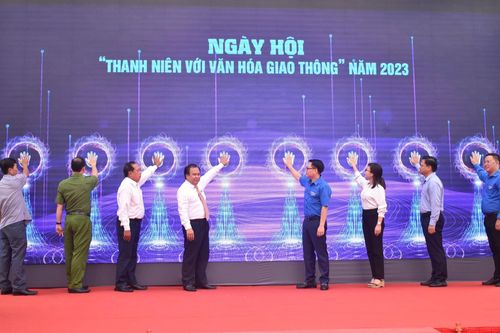 Thượng tôn pháp luật để xây dựng văn hóa giao thông an toàn