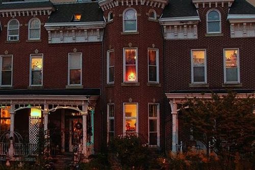 Nữ hoàng Halloween cai quản 'lâu đài ma', hé lộ ý nghĩa của lễ hội ma quỷ