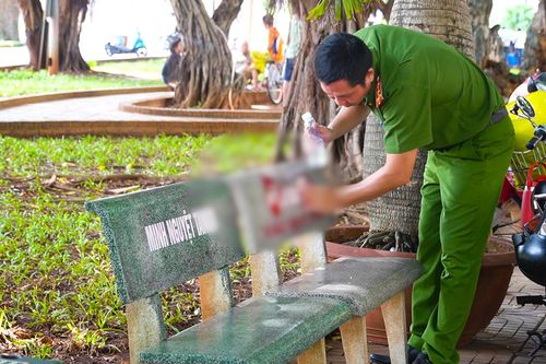Khoảng 300 ghế đá gần biển Vũng Tàu bị xịt sơn, quảng cáo web cá độ