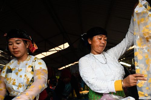 Phụ nữ H'Mong xúng xính đi chợ phiên ngày chủ nhật