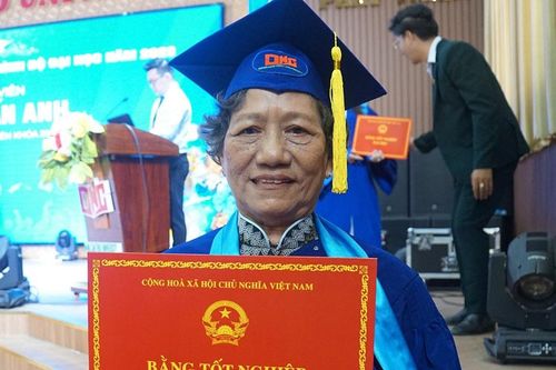 Người phụ nữ 75 tuổi tốt nghiệp đại học bằng Giỏi