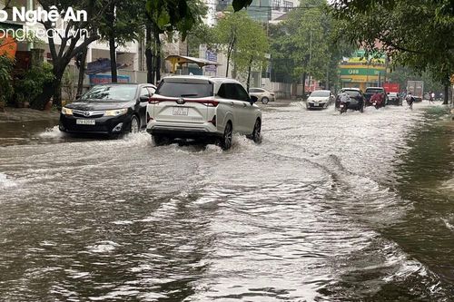 Nhiều tuyến đường tại TP. Vinh ngập nặng sau mưa lớn