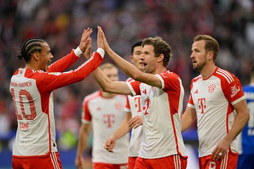 Bayern lên ngôi đầu Bundesliga sau 'cơn mưa' bàn thắng và thẻ đỏ