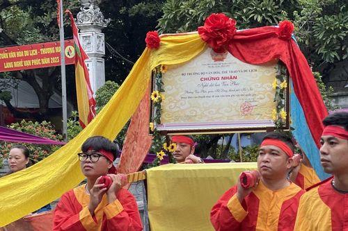 Toàn cảnh lễ rước tôn vinh Tổ nghề làng dệt lụa Vạn Phúc