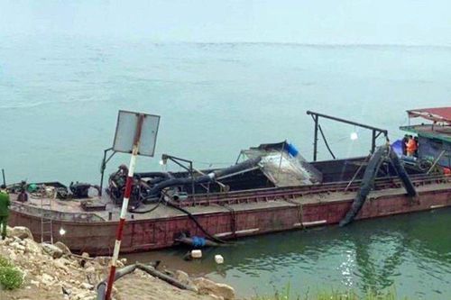 Hải Phòng: Bắt quả tang tàu khai thác cát trái phép trên sông