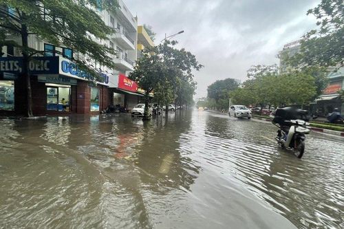 Nghệ An: Mưa lớn kéo dài khiến nhiều tuyến đường ở Tp.Vinh bị ngập nặng