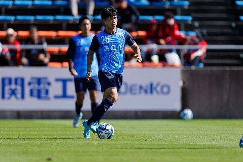 Công Phượng miệt mài tập dứt điểm ở CLB Yokohama