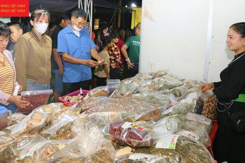 Thái Nguyên: Người tiêu dùng hào hứng với phiên chợ 'Đưa hàng Việt về miền núi'