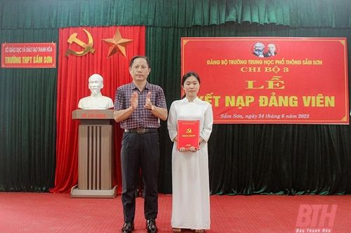 Quan tâm bồi dưỡng, kết nạp đảng viên từ học sinh ở Trường THPT Sầm Sơn